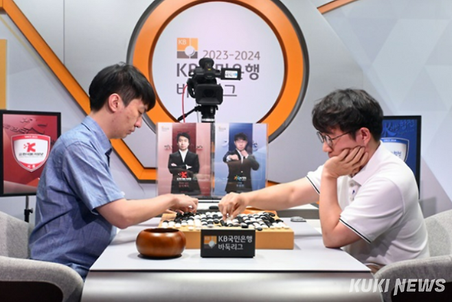 한국물가정보 당이페이 9단(왼쪽)과 수려한 합천 주장 원성진 9단이 격돌한 2023-2024 KB국민은행 바둑리그 준플레이오프 경기에서 사석과 관련된 분쟁 상황이 있었다. 쿠키뉴스 자료사진