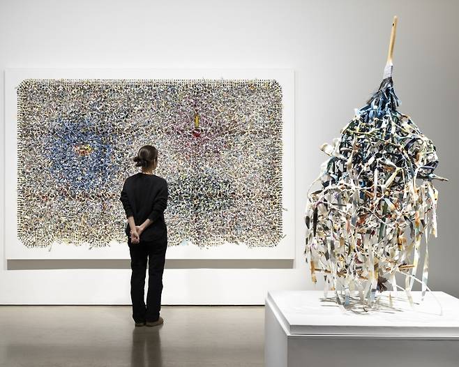 페인팅된 캔버스 천을 잘라 엮어 만든 신성희 화백의 ‘누아주’ 시리즈. 왼쪽은 ‘공간별곡’(2009)이고, 오른쪽은 미완성 유작인 ‘회화로부터’(2009)다. 갤러리 현대