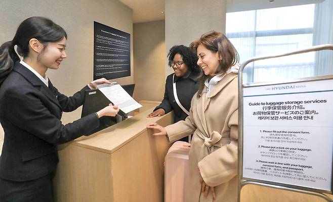 더현대 서울 캐리어 보관 서비스.[사진제공=현대백화점]