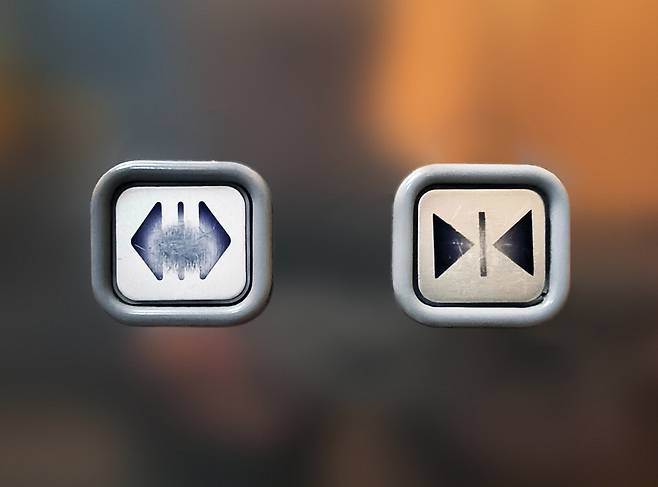 한 건물의 승강기 버튼을 보니 닫힘이 아닌 열림 버튼이 더 많이 닳아 있네요. 미처 타지 못한 사람들을 위해 열림 버튼을 많이 누른 것일까요, 아니면 조금이라도 더 먼저 내리기 위해 열림 버튼을 많이 누른 걸까요. 사람들의 마음을 생각해 봅니다. 이충우 기자