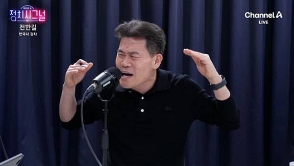 전한길씨가 다음달 1일까지만 집회에 나설 것이라고 밝혔다. 사진은 채널A 라디오 '정치시그널'에 출연한 전한길 강사의 모습. /사진=유튜브 채널 '채널A' 캡처