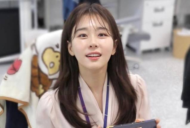 MBC 기상캐스터 고 오요안나 직장 내 괴롭힘 가해 의혹을 받고 있는 기상캐스터 박하명이 과거 자신의 외모와 인성을 자평한 글이 재조명됐다. /사진=박하명 인스타그램