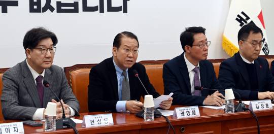 권성동(왼쪽 첫번째)국민의힘 원내대표가 6일 오전 국회에서 열린 비대위회의에 참석해 있다. 곽성호기자