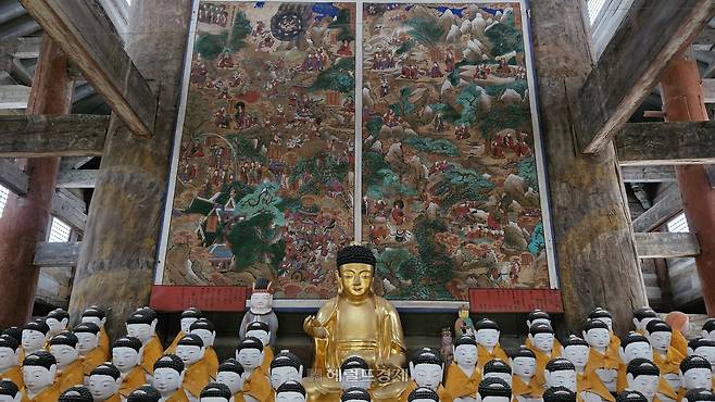 팔상전 내부 팔상탱화. 부처님의 수행 과정을 그린 ‘설산수도상’과 ‘수하항마상’