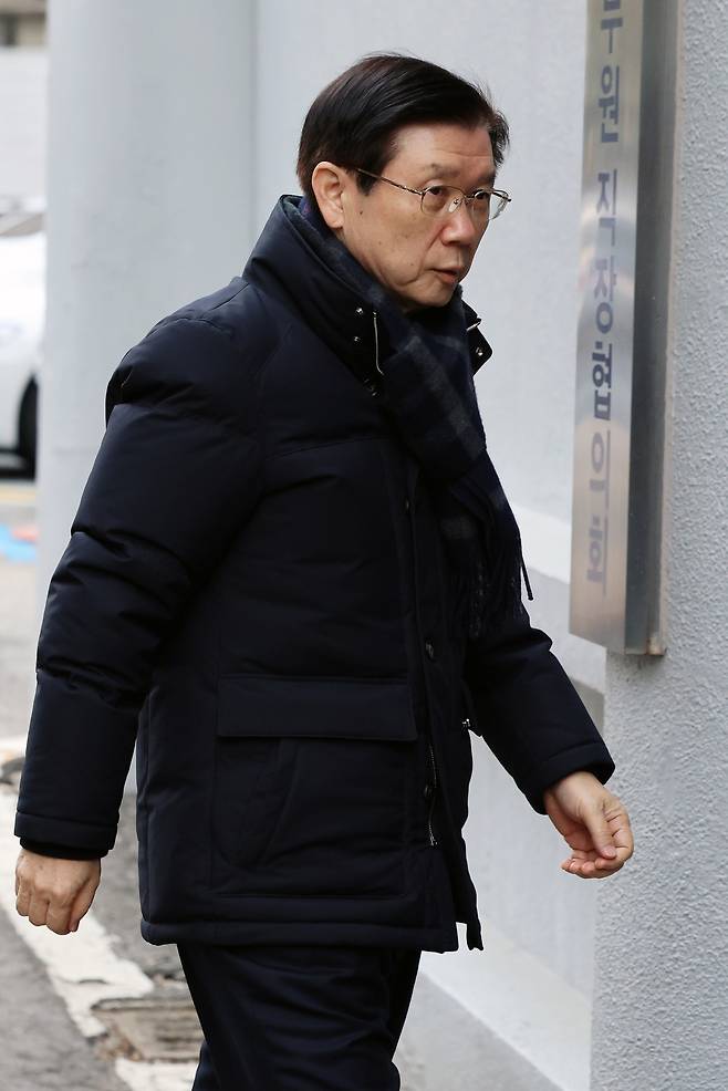 윤석열 대통령 체포 저지를 주도한 박종준 전 대통령 경호처장이 지난달 13일 오전 서울 서대문구 경찰청 국가수사본부로 경찰 조사를 위해 출석하던 모습. [공동취재] [연합]