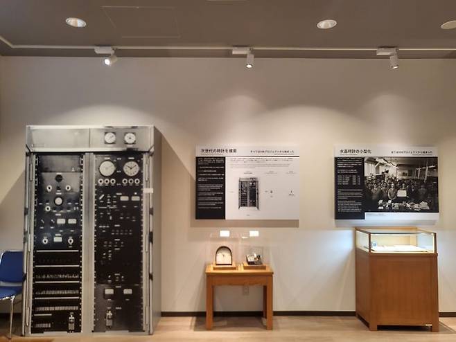 [나가노=뉴시스]엡손 창업 기념관에 전시된 210㎝의 쿼츠 시계와 엡손이 개발한 3㎝의 시계. (사진=이지용 기자) 2025.02.05. leejy5223@newsis.com *재판매 및 DB 금지