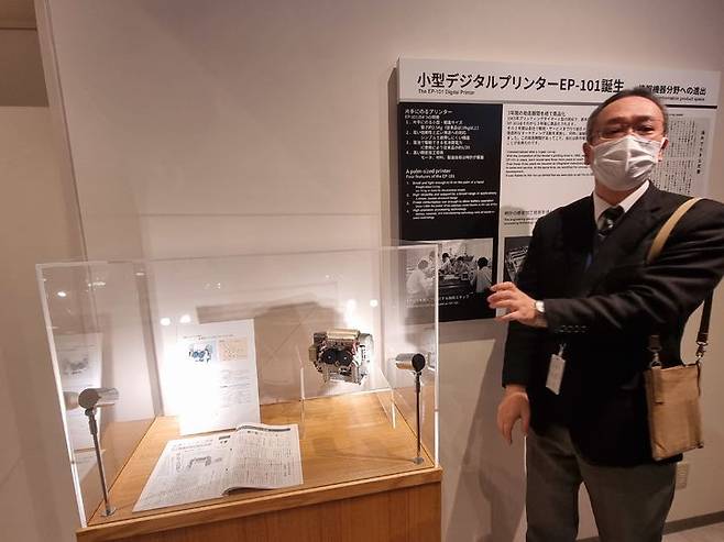 [나가노=뉴시스]엡손 관계자가 소형 디지털 프린터 'EP-101'에 대해 설명하고 있다. (사진=이지용 기자) 2025.02.05. leejy5223@newsis.com *재판매 및 DB 금지