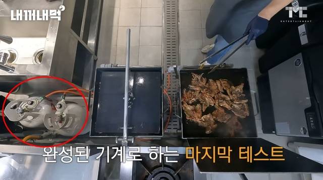 해당 장면으로 인해 안전 수칙 위반 논란이 제기됐다. 백종원 유튜브 영상 캡처