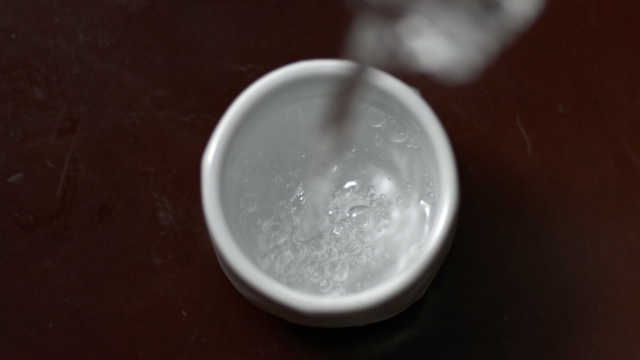 넷플릭스 ‘소주랩소디’의 한 장면. 경기 김포 문배주양조원에서 생산하는 문배주. ⓒ이엘TV