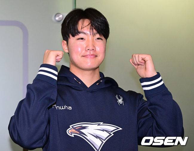 [OSEN=최규한 기자] 한화 정우주가 호주 캠프 출국 전 포즈를 취하고 있다. 2025.01.22 / dreamer@osen.co.kr