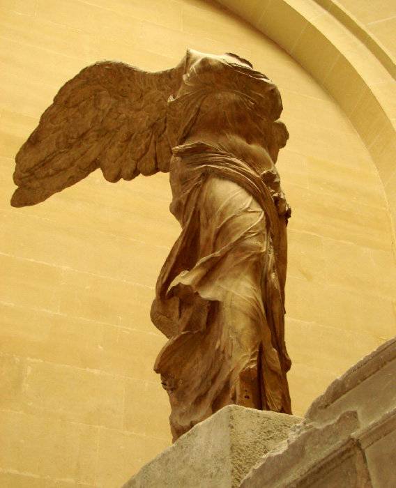 에게해 사모트라케섬에서 발견된 승리의 여신 니케 조각상. [루브르 박물관 홈페이지]