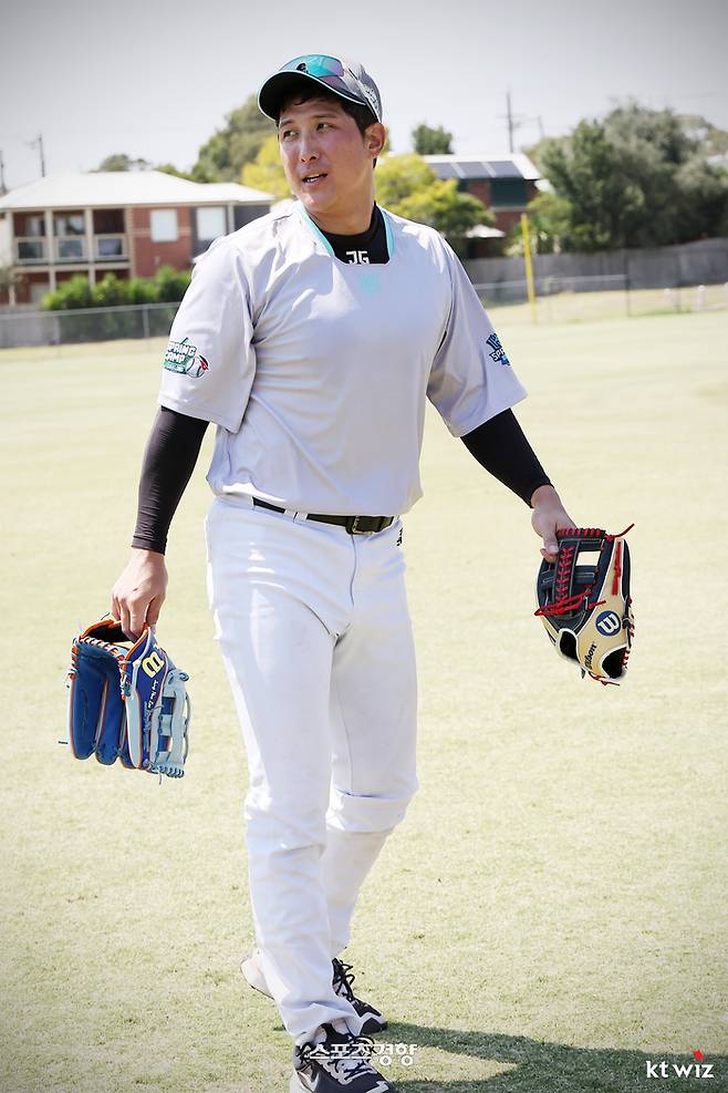 KT 황재균이 6일 호주 질롱 스프링캠프에서 외야 수비 훈련을 마치고 지친 모습으로 들어가고 있다. KT 위즈 제공