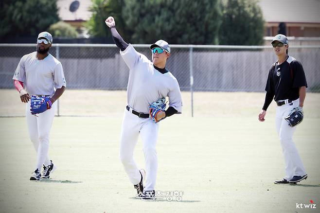 KT 황재균이 6일 호주 질롱 스프링캠프에서 멜 로하스 주니어(왼쪽), 배정대(오른쪽)와 함께 외야에서 수비 훈련 하고 있다. KT 위즈 제공