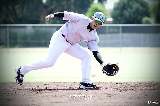 KT 황재균이 6일 호주 질롱 스프링캠프에서 내야 수비 훈련 하고 있다. KT 위즈 제공