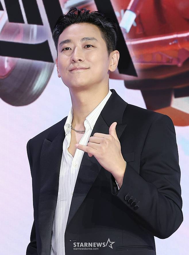 (서울=뉴스1) 김진환 기자 = 배우 주지훈이 21일 오전 서울 강남구 그랜드 인터컨티넨탈 서울 파르나스에서 열린 넷플릭스 오리지널 시리즈 ‘중증외상센터’? 제작발표회에 참석해 포즈를 취하고 있다.   오는 24일 공개되는 ‘중증외상센터’?는 전장을 누비던 천재 외과 전문의 백강혁(주지훈)이 유명무실한 중증외상팀을 심폐 소생하기 위해 부임하면서 벌어지는 이야기를 그렸다. 2025.1.21/뉴스1  Copyright (C) 뉴스1. All rights reserved. 무단 전재 및 재배포,  AI학습 이용 금지. /사진=(서울=뉴스1) 김진환 기자