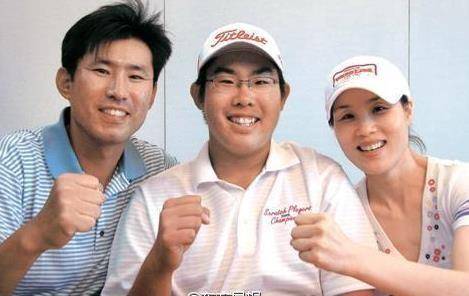 아들 안병훈(중앙), 아내 자오즈민과 함께한 안재형 회장(왼쪽) [안재형 한국실업탁구연맹 회장 제공. 재판매 및 DB 금지]