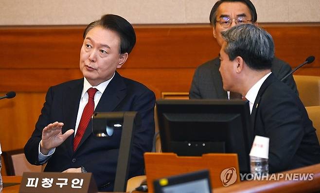 윤석열 대통령 (서울=연합뉴스) 윤석열 대통령 탄핵심판 6차 변론이 열린 6일 서울 종로구 헌법재판소 대심판정에 윤 대통령이 변호인단과 대화하고 있다. 2025.2.6 [사진공동취재단] photo@yna.co.kr