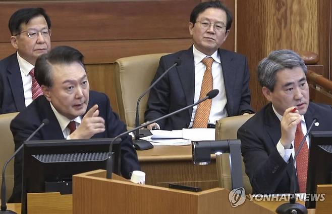 헌재 탄핵 심판 출석한 곽종근 전 특전사령관 증언 들은 뒤 발언하는 윤 대통령 (서울=연합뉴스) 윤석열 대통령(앞줄 왼쪽)이 6일 서울 종로구 헌법재판소에서 열린 윤 대통령 탄핵 심판 6차 변론에서 증인으로 출석한 곽종근 전 육군 특수전사령관의 답변을 들은 뒤 발언을 하고 있다. 2025.2.6 
    [헌법재판소 제공. 재판매 및 DB 금지] photo@yna.co.kr