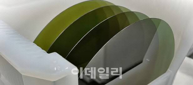 SK실트론이 생산 중인 SiC 반도체 웨이퍼.(사진=SK실트론)