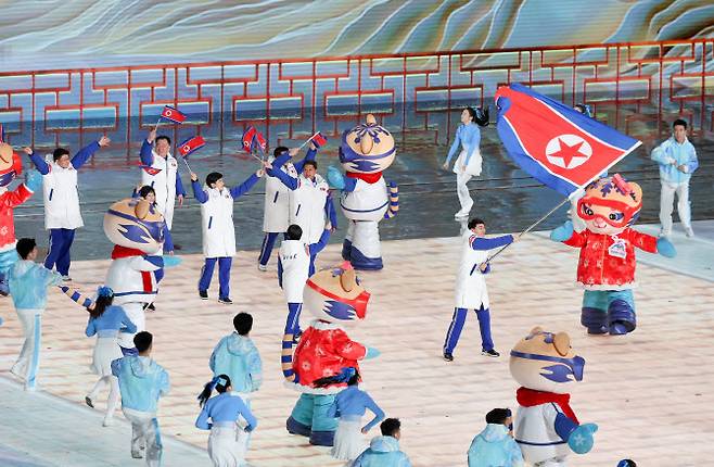 7일 중국 하얼빈 국제 컨벤션 전시 스포츠센터에서 열린 제9회 하얼빈 동계아시안게임 개회식에서 북한 선수단이 입장하고 있다. 사진=연합뉴스
