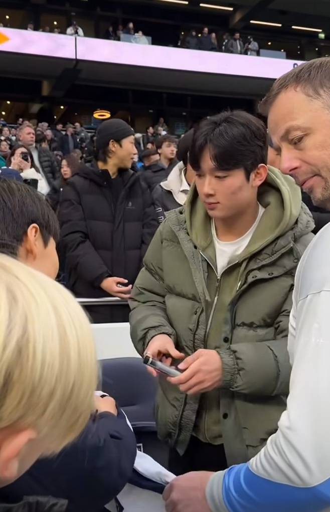 팬들에게 사인해주는 양민혁