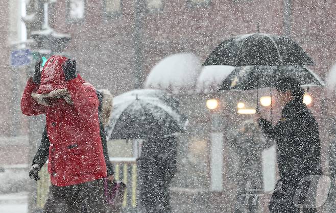 서울에 대설주의보가 내려진 지난 6일 오후 서울 종로구 종각역 인근에서 시민들이 발걸음을 재촉하고 있다. 2025.2.6/뉴스1 ⓒ News1 김도우 기자