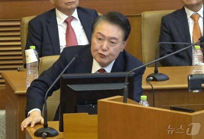 윤석열 대통령이 6일 서울 종로구 헌법재판소에서 열린 탄핵 심판 6차 변론기일에서 발언하고 있다. (헌법재판소 제공) 2025.2.6/뉴스1