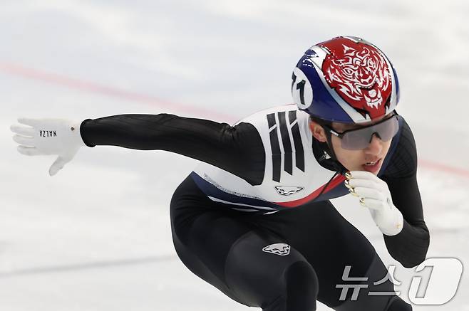 7일(현지시간) 중국 헤이룽장성 하얼빈 빙상훈련센터 다목적홀에서 열린 하얼빈 동계아시안게임 쇼트트랙 남자 500ｍ 예선에서 박지원이 역주하고 있다. 2025.2.7/뉴스1 ⓒ News1 이승배 기자