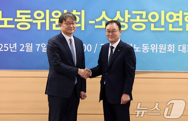 권기섭 경제사회노동위원회 위원장과 송치영 소상공인연합회 회장이 7일 오전 서울 종로구 새문안로 경제사회노동위원회에서 열린 간담회에서 악수를 하고 있다. 2025.2.7/뉴스1 ⓒ News1 김명섭 기자