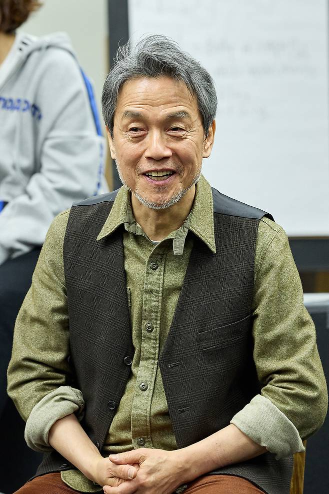 뮤지컬 '원스'에서 '가이'의 아버지 역을 맡은 배우 박지일이 7일 열린 프레스콜 행사에서 미소 짓고 있다.(신시컴퍼니 제공)