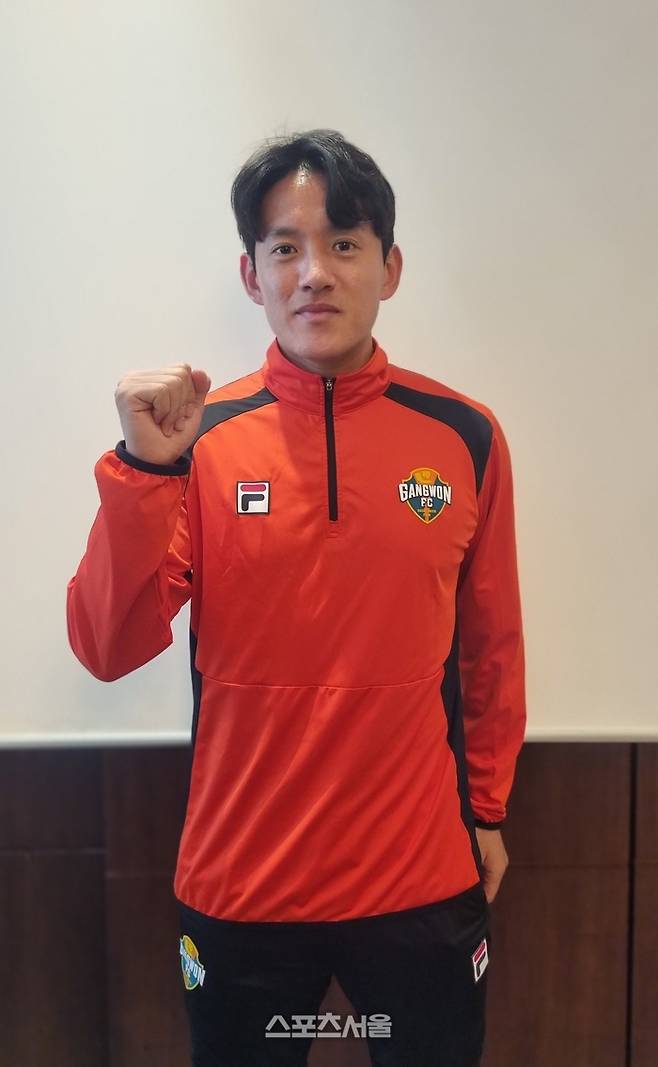 홍철이 6일 남해 스포츠파크텔에서 본지와 만나 포즈를 취하고 있다. 사진 | 남해=박준범기자