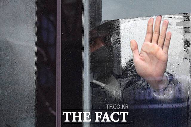 전국 곳곳에 한파특보와 대설특보가 동시에 발령 중인 7일 오전 서울 종로구 광화문 인근 정류장에 도착한 버스에서 한 시민이 김 서린 창문을 닦아내고 있다. /서예원 기자