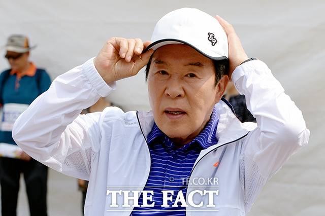 가수 송대관이 갑작스럽게 세상을 떠났다. 사진은 지난 2018년 '제 4회 THE FACT와 함께하는 호국보훈의 달 기념 현충원 나라사랑 걷기대회'에 참여한 모습이다. /더팩트 DB