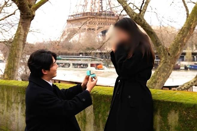 그룹 2PM의 멤버 옥택연이 지난해 여자친구와 파리에서 찍은 스냅 사진이 온라인상에 공유됐다./인스타그램