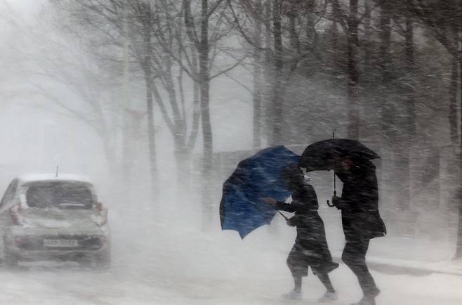 전국에 대설주의보와 강풍주의보가 함께 내려진 7일 대전 도심에 몰아치는 눈보라를 뚫고 시민들이 길을 건너고 있다./연합뉴스