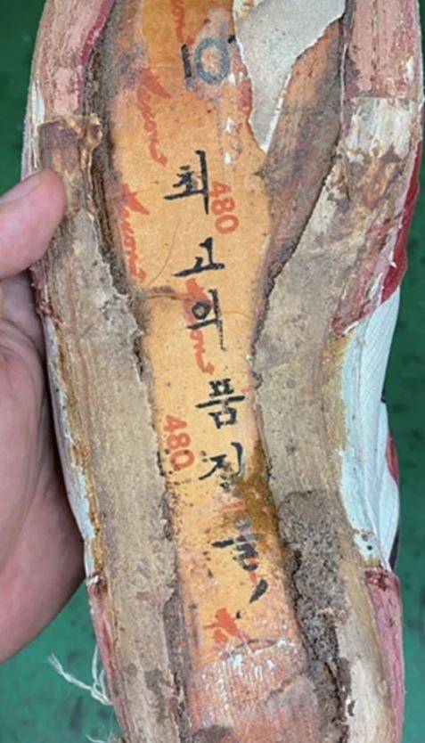 f79694e938b02004ac0da3bbdb288610.webp.ren.jpg 나이키 1세대 에어조던 신발의 비밀.jpg