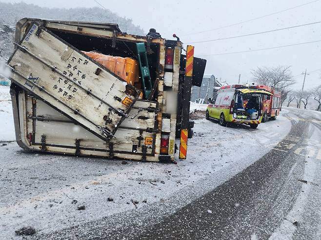폭설이 내린 6일 전남 나주시 남평읍 오계리 한 도로에서 트럭이 눈길에 미끄러져 전도됐다. 연합뉴스