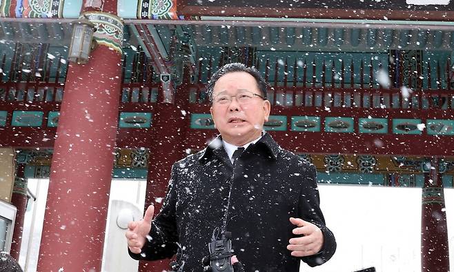 7일 김부겸 전 국무총리가 광주 북구 운정동 국립5.18민주묘지를 찾아 취재진의 질문에 답하고 있다. 연합뉴스