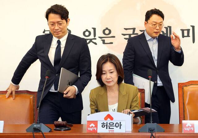 허은아 개혁신당 대표(가운데)와 천하람 원내대표(오른쪽), 이기인 수석최고위원이 지난해 6월 국회에서 열린 최고위원회의에서 입장하고 있다. 연합뉴스