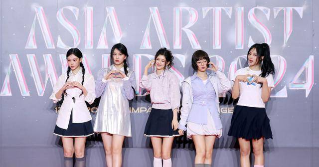 걸그룹 '뉴진스'가 지난해 12월 27일 태국 방콕 임팩트 챌린저 홀 1-2(IMPACT Challenger Hall 1-2)에서 열린 '제9회 아시아 아티스트 어워즈'(The 9th Asia Artist Awards·'AAA 2024') 레드카펫 행사에 참여하고 있다. 방콕=뉴시스