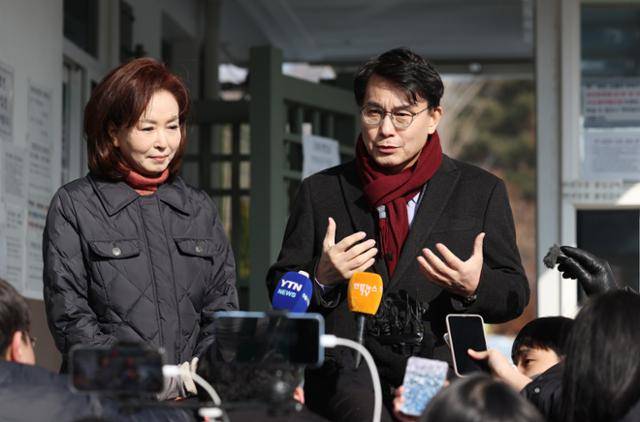 윤석열 대통령 접견을 마친 윤상현 국민의힘 의원이 7일 오전 경기 의왕 서울구치소 앞에서 취재진의 질문에 답하고 있다. 왼쪽은 김민전 의원. 뉴시스