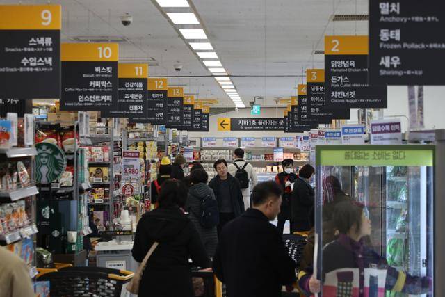 시민들이 지난 2일 서울 시내 한 대형마트에서 장을 보고 있다. 연합뉴스