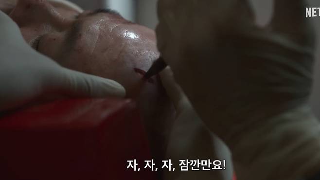 헬기에서 뇌 수술을 진행하는 모습./사진=유튜브 채널 'Netflix Korea 넷플릭스 코리아'