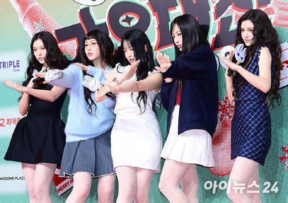 뉴진스가 지난해 12월 25일 오후&nbsp;인천광역시 중구 운서동 인스파이어 아레나에서 열린&nbsp;SBS 가요대전&nbsp;레드카펫 행사에 참석하고 있다.&nbsp; [사진=정소희 기자]