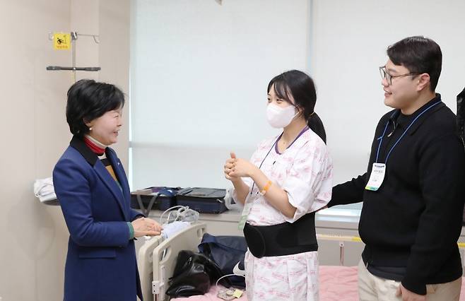 김애숙 제주도 정무부지사가 오늘(7일) 부부를 찾아 축하의 말을 전했다. 사진은 김 정무부지사가 아내 박민지씨와 대화하는 모습. (사진, 제주도)