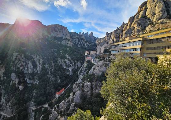 깎아지른 절벽 위에 들어선 몬세라트 수도원.