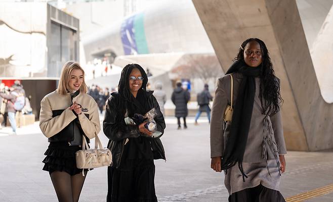 임은혁 성균관대학교 의상학과 교수는 서패위 공식 누리집에서 “이태원의 의류 상권은 다양한 인종, 젠더, 신체 사이즈의 사람들을 포용해 왔다”라고 설명한다. 서울패션위크 제공