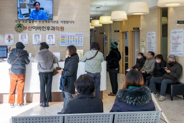 지난 20일부터 전국에 독감 유행주의보가 발령된 가운데 지난달 31일 연제구 한 이비인후과에 감기 환자들이 마스크를 쓰고 진료대기를 하고 있다. / 이원준 기자windstorm@