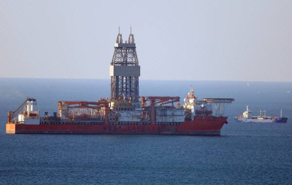 지난해 12월 9일 부산 남외항에 대왕고래 시추선 ‘웨스트 카펠라’호가 입항한 모습. 연합뉴스