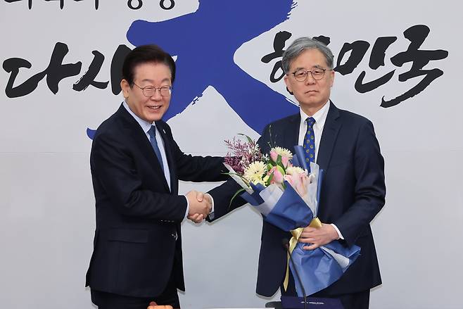 Lee Jae-myung (left), leader of the main opposition Democratic Party of Korea, poses with Kim Hyun-chong, his newly appointed special advisor on foreign affairs and national security, after presenting him with his certificate of appointment at the National Assembly on Friday. (Yonhap)